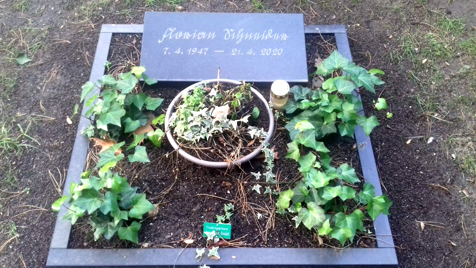 Grab von Florian Schneider-Esleben auf dem Nordfriedhof von Düsseldorf.