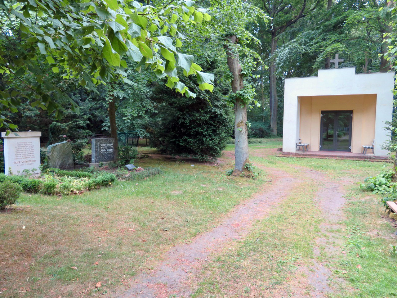 Das Grab von Frank Schirrmacher auf dem Friedhof Sacrow