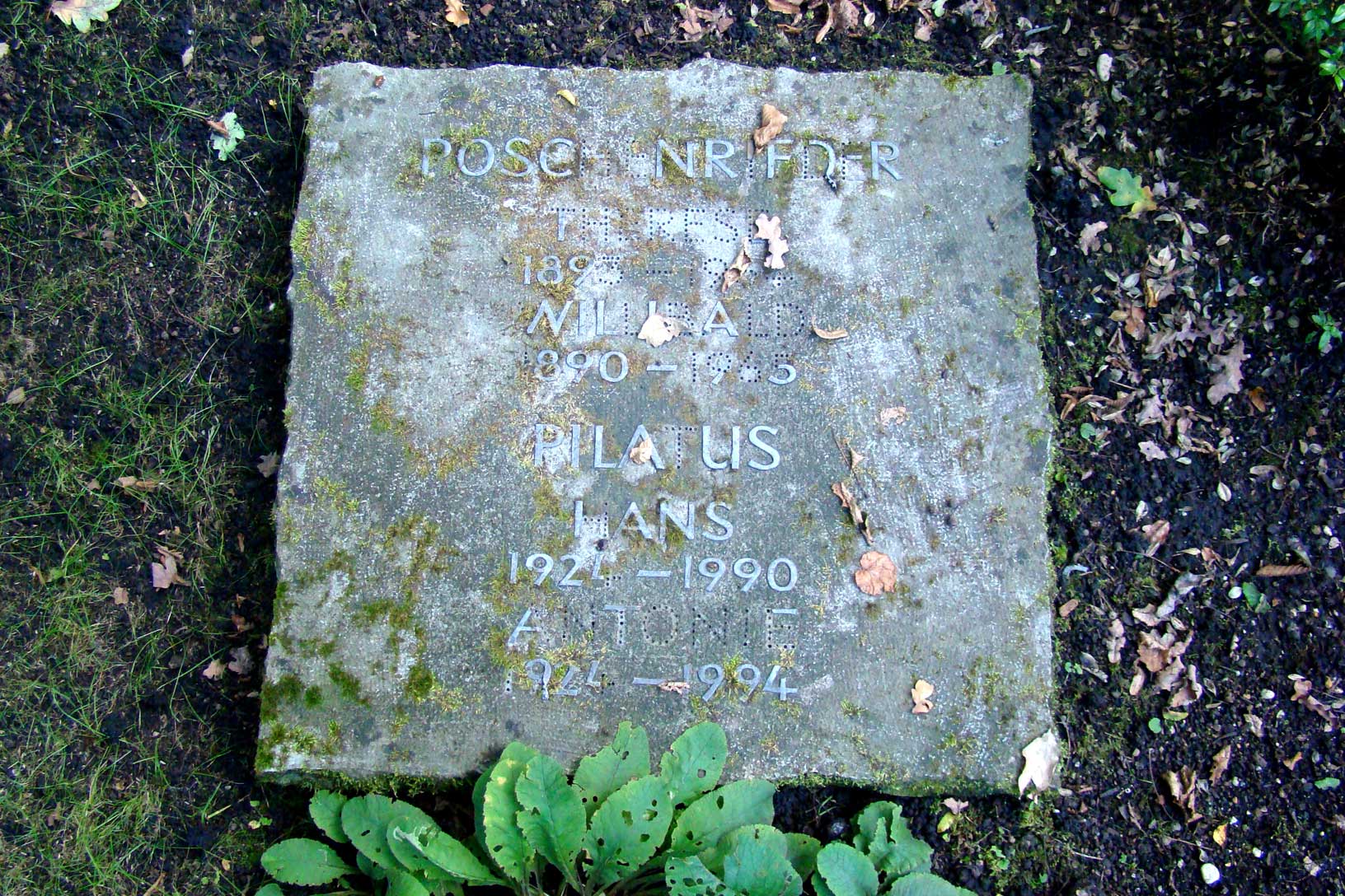 Inschrift auf dem Grabstein von Rob Pilatus. Sein Name ist noch nicht aufgeführt