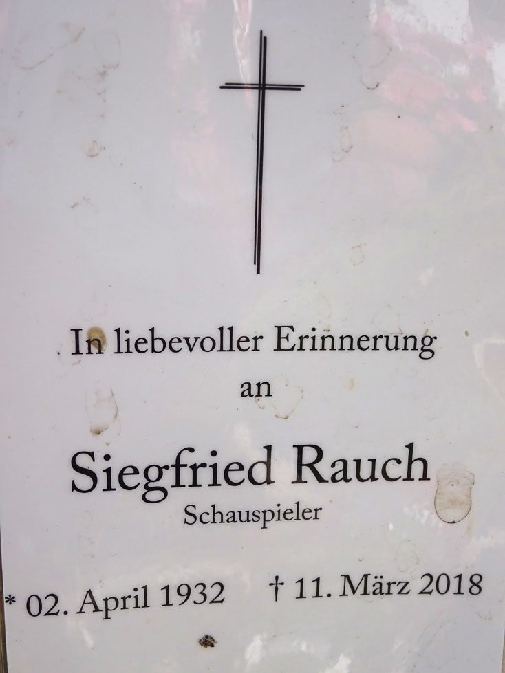 Inschrift auf dem Holzkreuz am Grab von Siegfried Rauch
